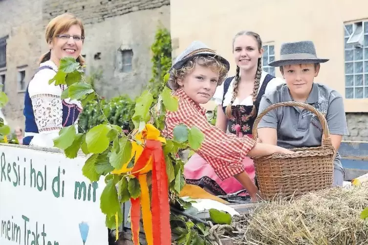 „Resi, i hol di mit meim Traktor ab“ lautete das Motto der Familie Lieser, die die Umzugsgäste mit lautstarker Musik zum Mitsing