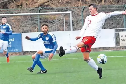 Patrick Bauer (weißes Trikot) erzielte sieben Treffer für die Rot-Weissen.