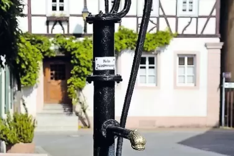 Der Brunnen in der Dorfmitte schlummerte lange unter der Erde.