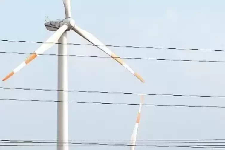 Sind kleiner als die geplanten Anlagen: die drei bestehenden Windkraftanlagen auf Schwegenheimer Gemarkung.