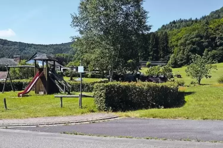 Der Spielplatz wird aufgegeben und das Gelände daneben, beides in Gemeindebesitz, als Bauplatz verkauft.