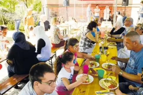 Nudelsalat aus Deutschland und Bulgursalat aus Syrien: Das Essen beim Sommerfest ist international.