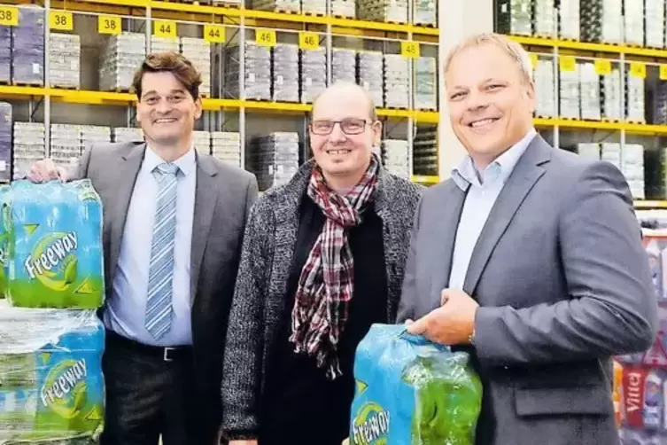 2015 noch einträchtig bei Lidl: Dekan Markus Jäckle (links), Stefan Wagner (Mitte) und Lidl-Betriebsleiter Oliver Broßius.