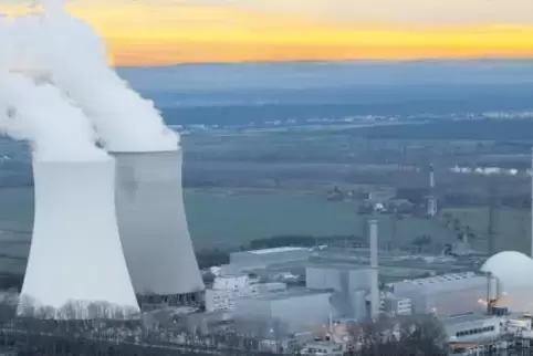 Ihre Tage sind gezählt: Bald wird man statt der Kühltürme vier Konvertergebäude erblicken.