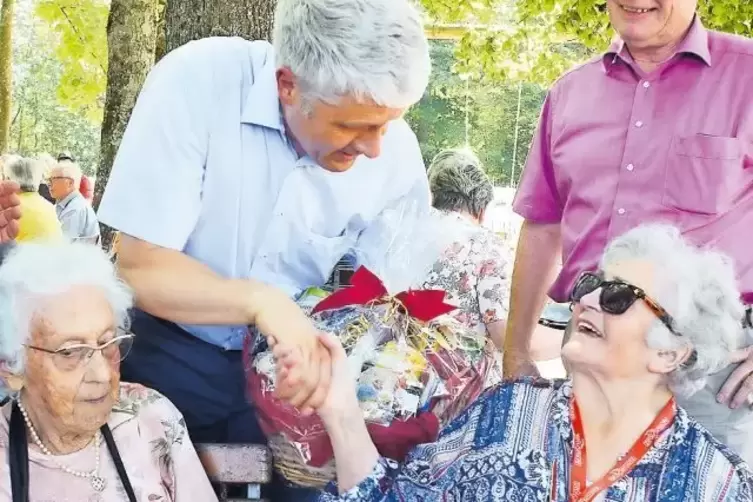 Die beiden ältesten Besucher des Seniorentages saßen nebeneinander: links Selma Held (96), rechts Inge Burkart (97). Bernhard Ma