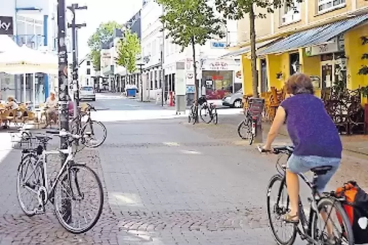 Mangels Fahrradständer: festgemachte Fahrräder an Laternen und Bäumen.