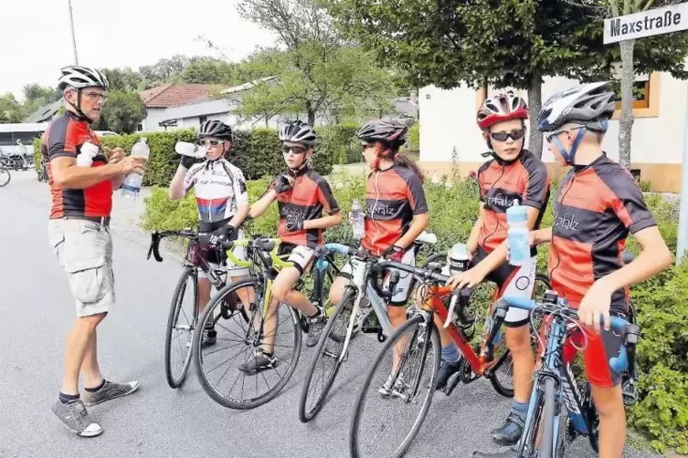 Walter Antoni (von links) mit den Südpfalz-Fahrern Julien Guldi, Felix Weschler, Valerie König, Kevin Schwindt (alle U13) und Lu