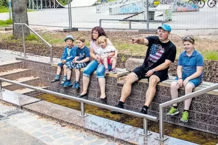 Am Kneippbecken (von links): Ben Kröhnert, Lukas Henkel, Kristina Henkel, Laura Henkel, Marcus Kröhnert, Lena Henkel.