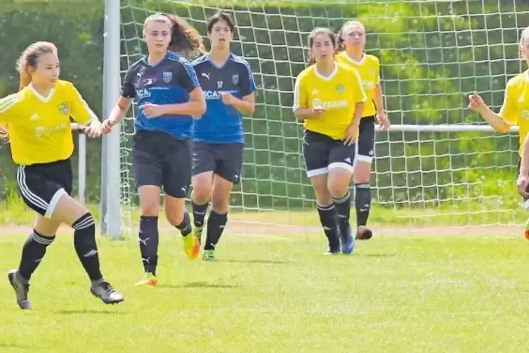 Der ganz große Tag: JFV Ganerb (gelb) besiegt im Südwestpokalfinale von Grünstadt den FC Speyer, dem er in der Liga unterlag.