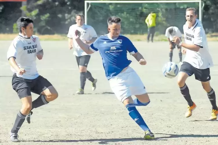 Duell auf grauer Asche: Mit 2:1 gewann der TuS Bolanden, hier Benjamin Kanoffsky (blaues Trikot) beim Schuss, sein Spiel gegen d