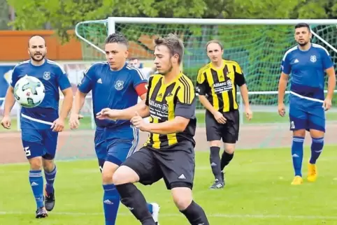 Frühform: Otterstadt (blau) siegt beim klassenhöhren Dudenhofen.