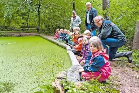 Heinrich Jörg (links) und Hans Edinger (Mitte) haben am Sauweiher in Morlautern den Damm repariert. Förster Klaus Platz und die 