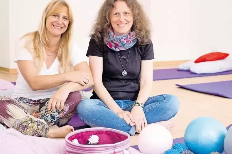 Silvia Richter (links) und Susanne Knuff haben in Ruthweiler die Hebammenpraxis Lotusblüte eröffnet.