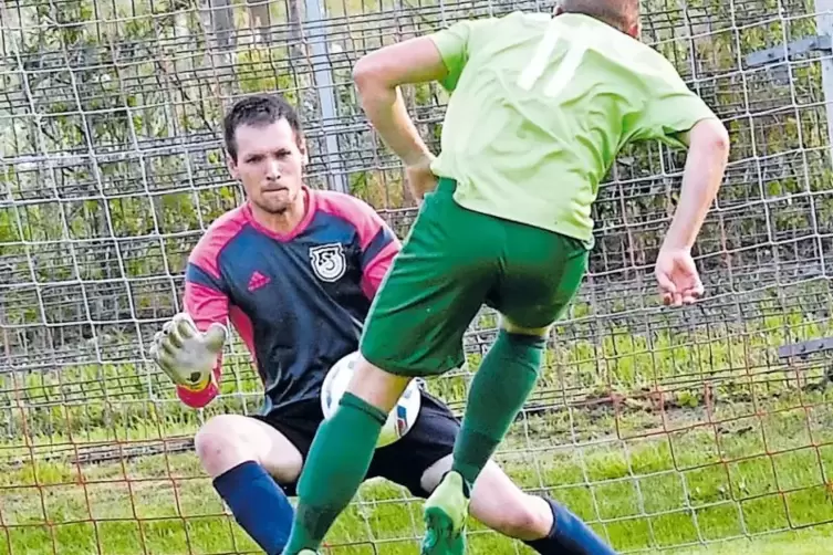 An ihm lag’s nicht: Keeper Marvin Debus (SG Ebertsheim/Bockenheim) pariert gegen den starken Eisbachtaler Angreifer Marcel Heppe