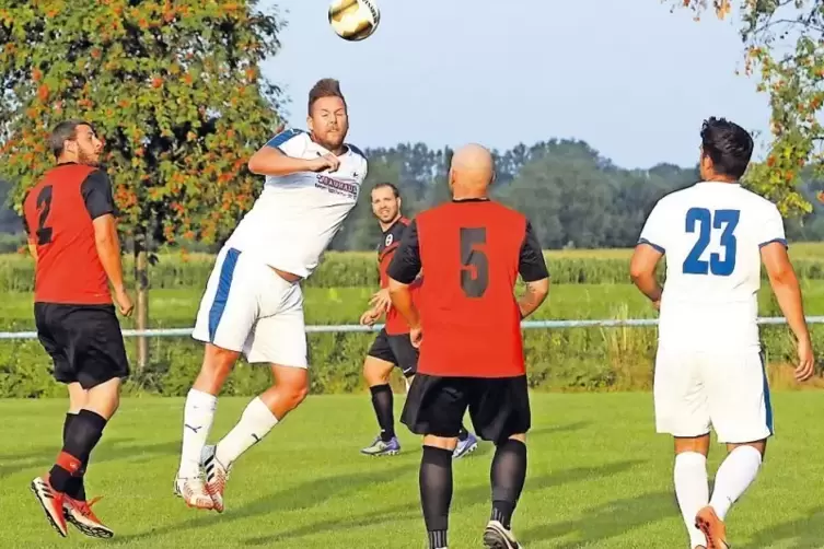 Höhepunkt des ersten Abends: Otterstadt II (weiße Spielkleidung) bietet VSK Niederfeld beim 3:3 einen spannenden Schlagabtausch.