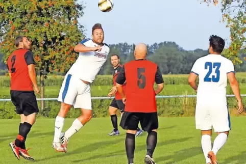 Höhepunkt des ersten Abends: Otterstadt II (weiße Spielkleidung) bietet VSK Niederfeld beim 3:3 einen spannenden Schlagabtausch.