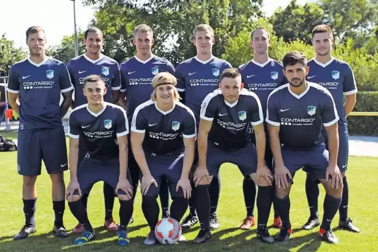 Spielertrainer Marc Kauther (von links, stehend) mit Jeffrey Liedtke, Bernd Betzler, Julius Höpfner, Martin Böß, Kevin Apfel sow