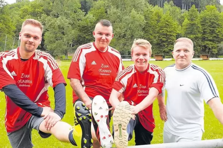 Die Neuzugänge Björn Bill, Elias Sutter und Marvin Simon (von links) mit Trainer Walter Schöb.