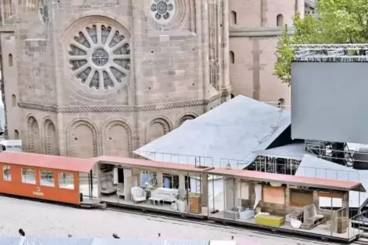 Sand vom Silbersee: 70 Tonnen des feinen Pulvers wurden für das Bühnenbild vorm Wormser Dom aus Bobenheim-Roxheim angeliefert.