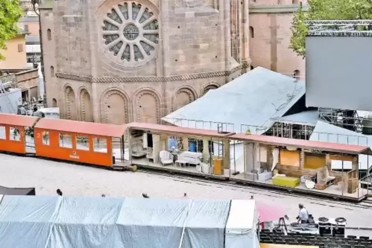 Sand vom Silbersee: 70 Tonnen des feinen Pulvers wurden für das Bühnenbild vorm Wormser Dom aus Bobenheim-Roxheim angeliefert.