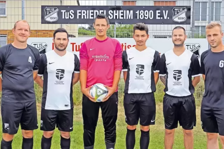 Sie wollen mit ihren Teamkollegen dem TuS Friedelsheim zu einem Mittelfeldplatz in der B-Klasse verhelfen: von links Trainer Tob