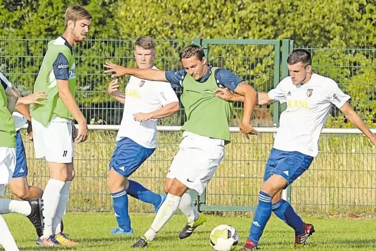 Der Favorit SV Geinsheim (grüne Hemden) zog im Finale des Neustadter Stadtpokals gegen den zwei Klassen tiefer spielenden TSV Kö