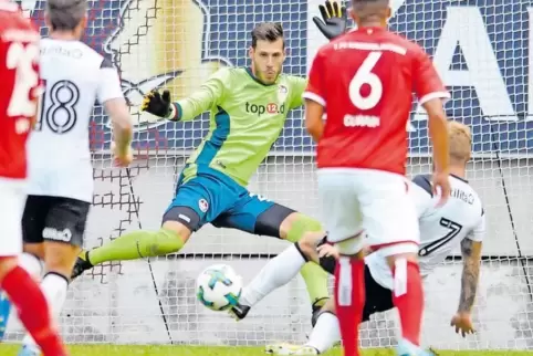 Tolle Parade: Marius Müller klärt gegen Johnny Russell.