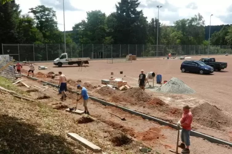  Die Außenbefestigung des künftigen Rasenplatzes in Iggelbach wird mit schweren Betonsteinen ausgeführt, Foto: CDR 