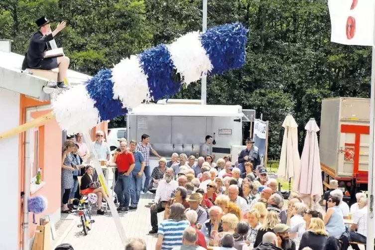 Sorgte für zahlreiche Lacher: Kerwevatter Philipp Graf mit seiner Rede auf dem Dach der Gemeindehalle.