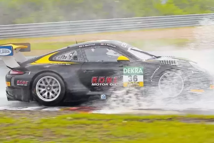 Wasserschlacht: der Schütz-Porsche beim Sonntagsrennen in Zandvoort.