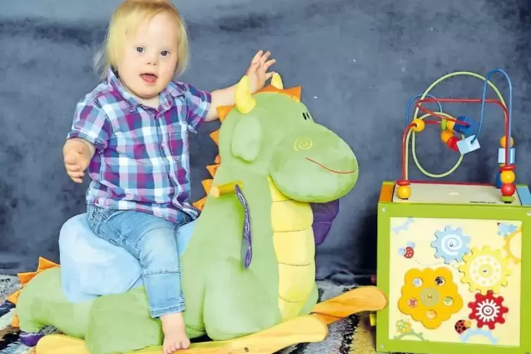 Bei Kindern mit Downsyndrom wie Ylvi ist es wichtig, beim Spielen immer wieder Anreize für die nächste Entwicklungsstufe zu gebe