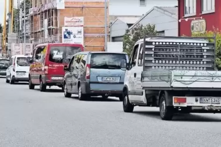 Stau: Kommende Woche wird die Kirchheimer Straße noch mal gesperrt, was (wie diese Woche) wohl wieder für lange Schlangen in der