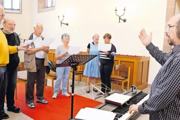 Singen mit dem Profi: Dominik Wörner (rechts) und die RHEINPFALZ-Leser, von links: Martin Ferlemann, Wolfgang Bachert, Hubert Gr