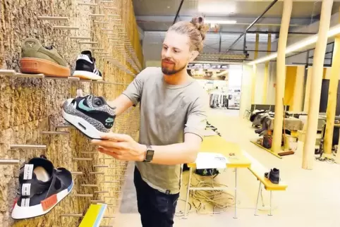 Mit dem Sneaker-Laden „Fourtytree“ setzt der Unternehmer Philip Seibel ein neues Konzept um, das der Schuhmeile einen neuen Anzi