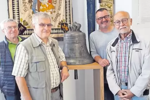 Alex Fuchs, Alfred Juner, Bernd Emig und Manfred Stanjura mit der Glocke.