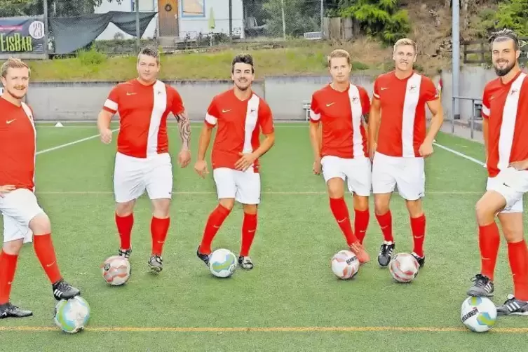 Dribbling zum Trainingsauftakt (von links): SV Rot-Weiss Seebachs II Co-Trainer Jochen Klein, Patrick Kraft, Luca Cicoria, Patri