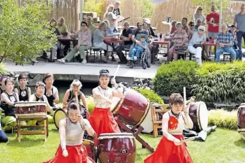 Die Trommelgruppe gehört zu jedem japanischen Sommerfest.