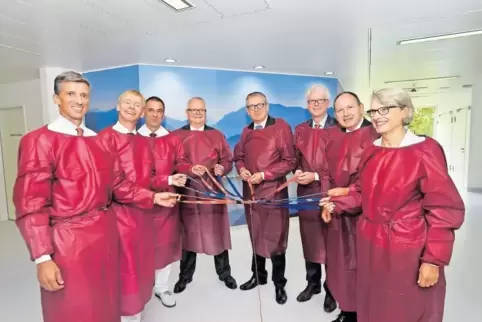 Strahlende Gesichter bei der Eröffnung, die Mannheims Oberbürgermeister Peter Kurz ( vierter von rechts) vornahm. Links Klinik-D