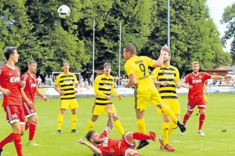 Neuzugang geht voran: Maurice Hafner (Nummer 9) vom FV Dudenhofen beim Kopfball gegen Pfeddersheim.