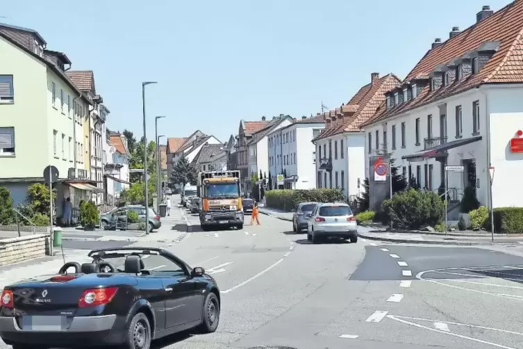 Autos aus fünf Richtungen: die Kreuzung beim Frische-Markt auf der Hambacher Höhe.