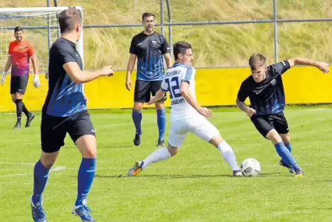 Neue Trikots: der FC Speyer (dunkel) beim Turnier in Mechtersheim gegen Gastgeber TuS.