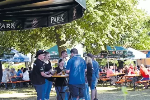 Im Schatten der großen, alten Bäume: Der Lindenpark von Heltersberg wird wieder zu einem großen Biergarten.
