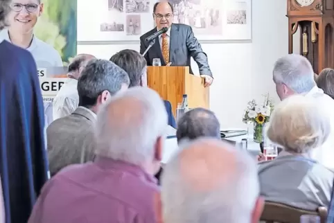 Bundeslandwirtschaftsminister Christian Schmidt bei seiner Rede in Bockenheim, flankiert von einem Wahlplakat des CDU-Kandidaten