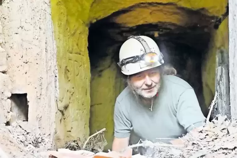 Viel wild abgelagerten Müll haben die Helfer, hier Gunnar Keppler, aus die Tiefe zu Tage befördert.