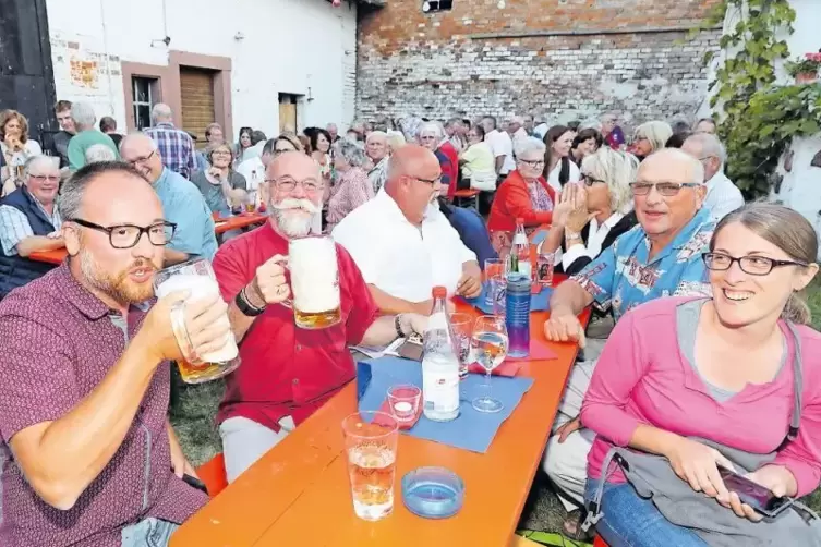 Bier mit viel Schaum: Für Douglas Madenford (li.) und seine deutschen sowie amerikanischen Freunde kein Problem.