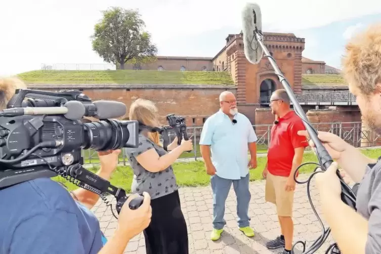 Dreharbeiten für „Hiwwe und Driwwe“ vorm Weißenburger Tor mit Dave Borntrager (hellblaues Hemd) und Douglas Madenford sowie dem 