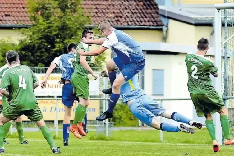 Viel los im Strafraum des SV Katzweiler II: Die SG Münchweiler/Alsenbrücken-Langmeil II ist im Angriff. Mittendrin SVK-Torwart E