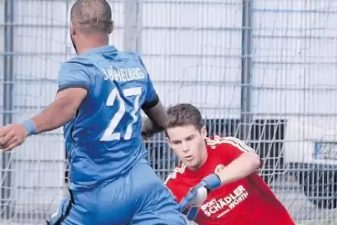 Erste große Chance für den Büchelberger Patrick Tolbert. Wörths Keeper Jan Feil hat Glück.