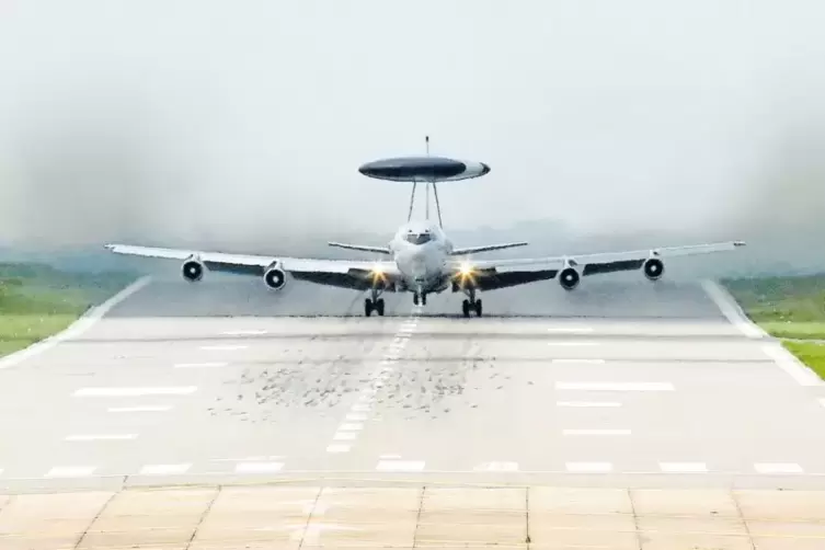 Vor etwa einer Woche übten Awacs-Maschinen – Flugzeuge, die per Radar den Luftraum überwachen – auf dem Zweibrücker Flugplatz. D