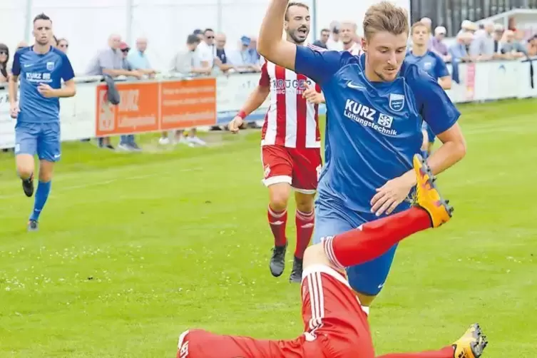 Tut sich noch schwer: Mechtersheims Torjäger Eric Veth (blau) beim 0:5 gegen Diefflen.